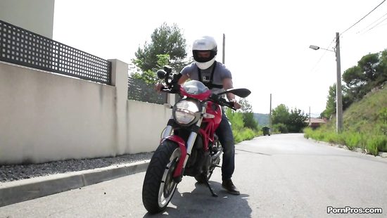 Муж застал жену с любовницей у бассейна