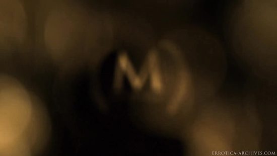 Красотка извивается и ласкает себя на веранде