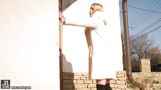 Анальный кастинг с худой блондинкой в гольфах