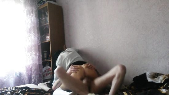 Домашний секс брюнетки в чулках на вебкамеру