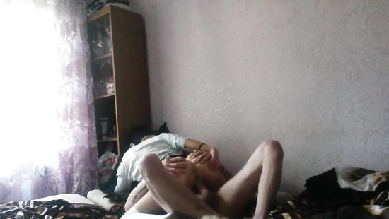 Домашний секс брюнетки в чулках на вебкамеру