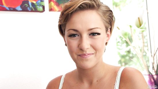 Танцует красивый стриптиз и глубоко сосет на кастинге