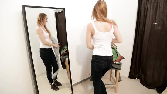 Трахает рыжую красотку в примерочной магазина