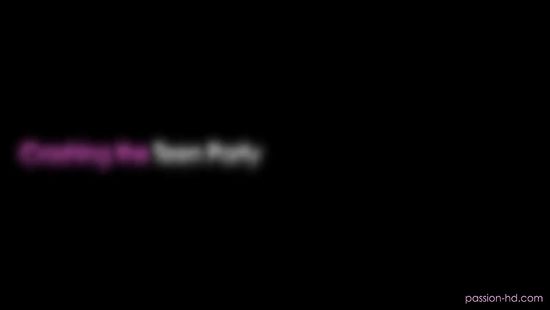 Две красивые подружки резвятся на кровати с парнем