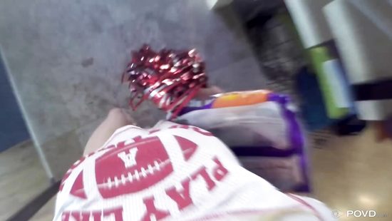 Молодая чирлидерша пришла в гости к парню чтобы потрахаться на камеру