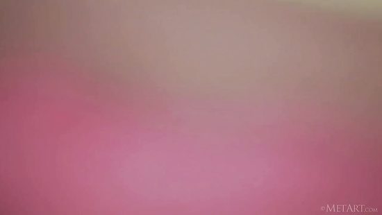 Красавица Emily Bloom с розовой писькой раздевается перед зеркалом