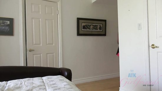 Красивая девушка сосет, дрочит ногами и руками парню