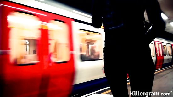 Стриптизерша с большими сиськами отдалась во все дыры двум мужикам