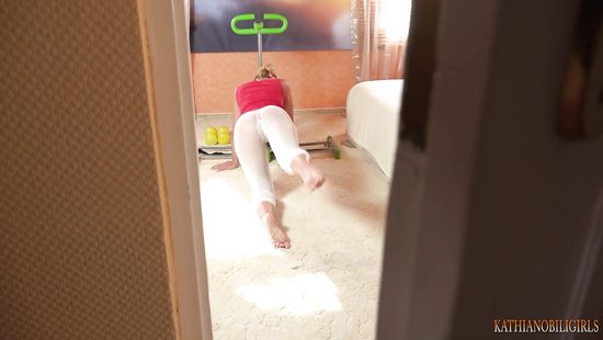 Отвлек от аэробики красавицу жену и трахнул, порвав колготки