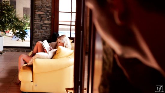 Подкрался и трахнул загорелую блондинку с красивыми формами