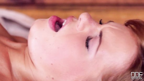 Блондинка сосет и ебется в сауне с накаченным мужиком