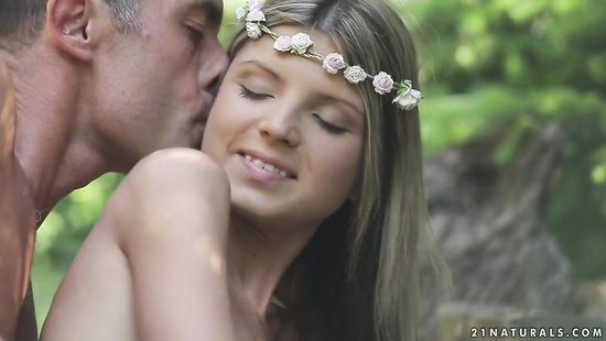 Стойная лесная нимфа сосет и трахается на опушке