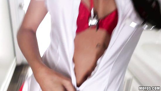 Медсестра в белом халате трахается с пациентом на рабочем диване