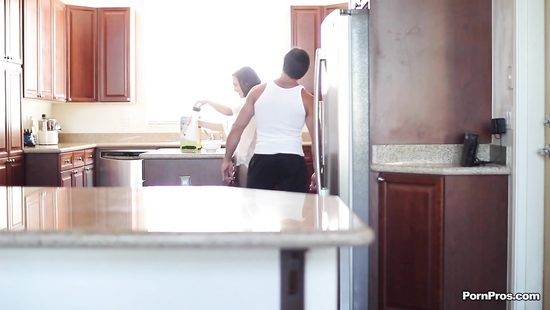 Муж на кухне возбудил и трахнул свою супругу