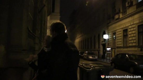 Затащил блондинку к себе домой и выебал во все щели