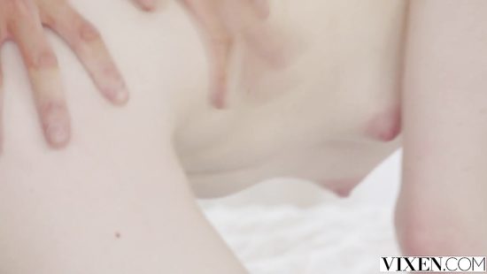 Бледную сотрудницу трахает начальник