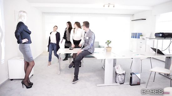 Молодой менеджер трахает секретаршу в конференц-зале