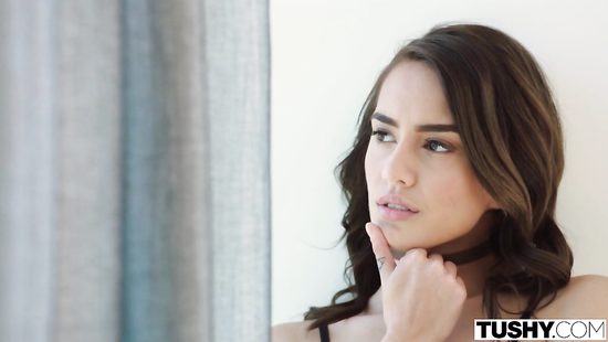 Худую телку расписали на двоих мужики в костюмах