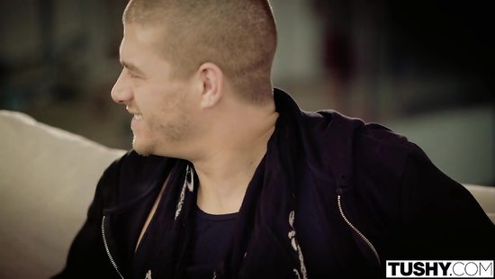 Худышка развлекается с подругой и её мужем в тугой анал