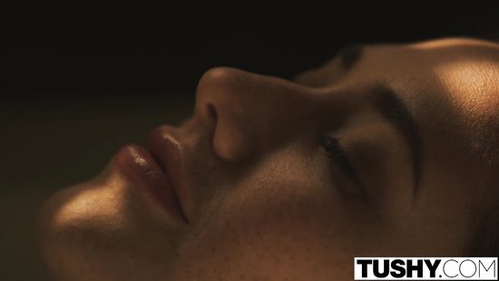 Две отпадные телки подцепили мужика у бассейна