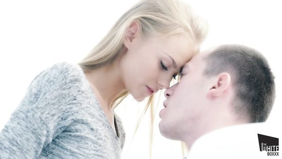 Стройная телка в джинсах шпилится с парнем на диване