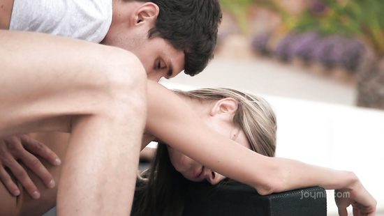 Секс на природе с худенькой русской девушкой