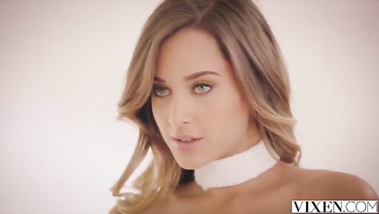 Топ модель периодически шпилится с дизайнером