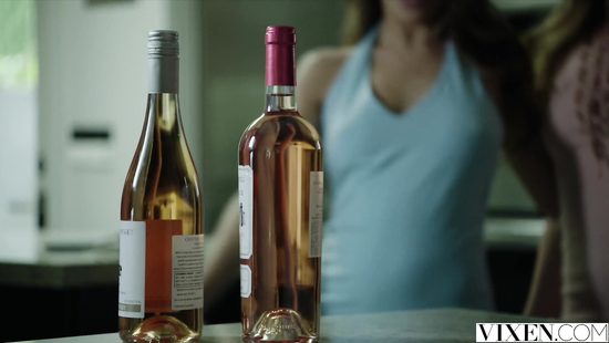 Начальник спалил домработницу с подругой голыми в бассейне