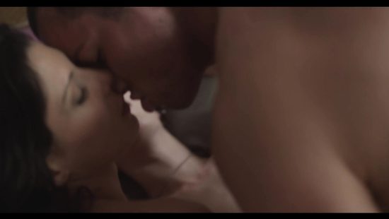 Семейная пара пригласила соседку из дома напротив