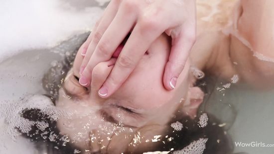 Большегрудая милашка дрочит пальцами в ванной