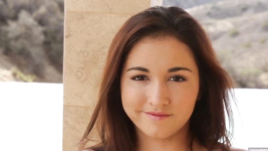 Соска Stella May демонстрирует прелести