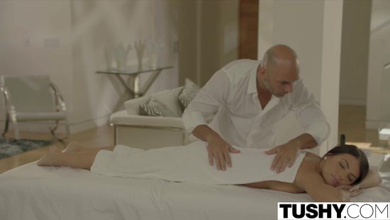 Одинокая жена депутата изменяет мужу с массажистом