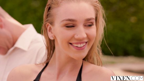 Известный модельер порет длинноногую модель во время замера