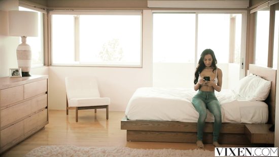 Спортивная загорелая красотка трахается с тренером дома