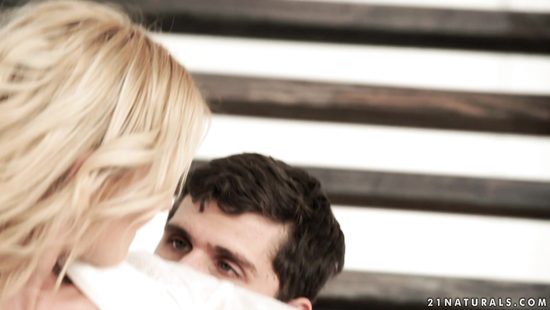 Девушка поддалась искушению и трахнулась с парнем на лестнице