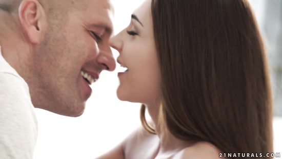 Сексуальная брюнетка встетила парня горячим сексом и оргазмом