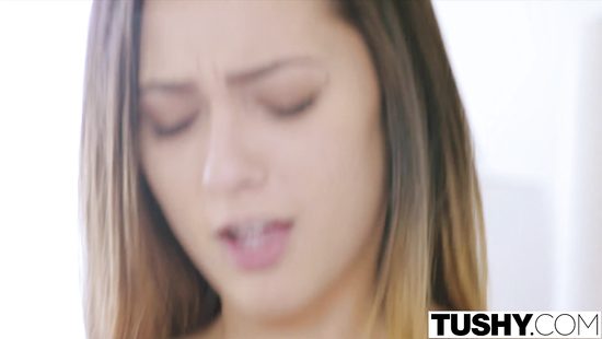 Молодая падчерица соблазнила накаченного ёбаря своей матери