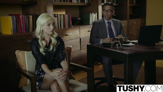 Врач психолог отшлёпал миниатюрную блондинку и трахнул в тугой анус