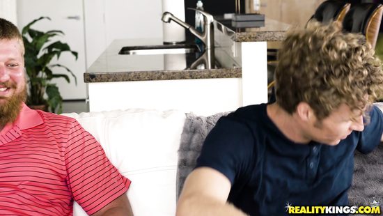 Жеребец трахает тёлку своего друга за его спиной