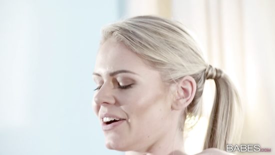 Очкарик трахает подругу и её мачеху вместо занятий физикой