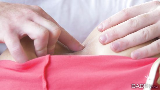 Парень перед сном приласкал тело молодой подруги и трахнул в попку