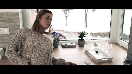 Девушка представляет как занимается сексом и ласкает свою киску через трусики