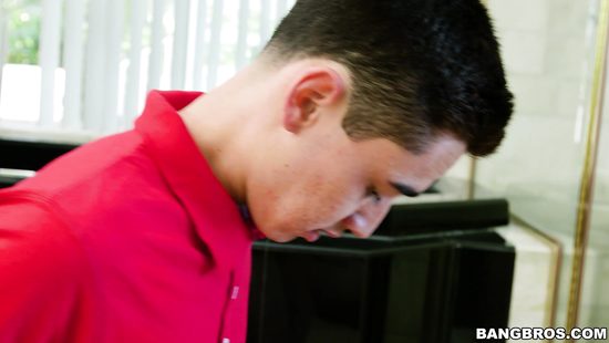 Тетка с большими сиськами застукала племянника за дрочкой и наказала его по взрослому