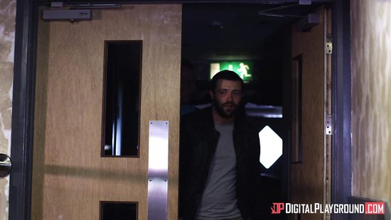 Секс с официанткой в туалете ночного клуба