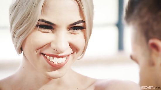 Высокая блондинка пригласила парня домой и занялась с ним сексом на диване