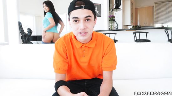 Молодой брат трахнул сестру друга и залил латинку своей спермой