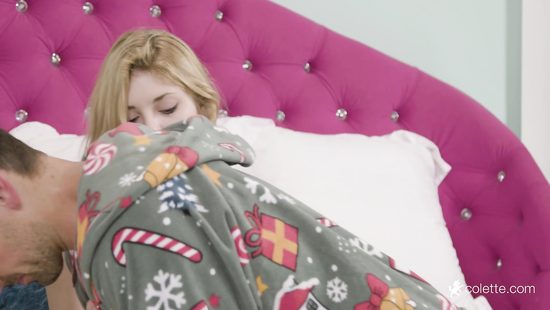 Парень занимается любовью с двумя подружками блондинками на кровати