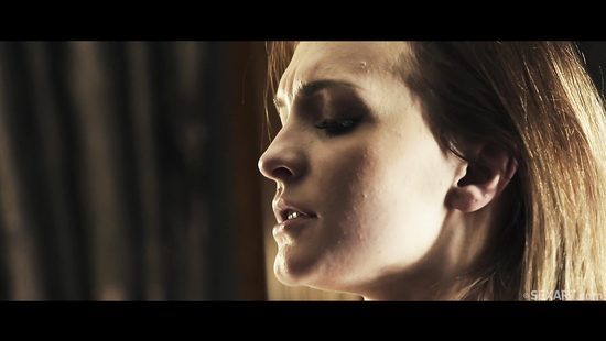 Начальник с помощницей играют в кабинете в господина и рабыню