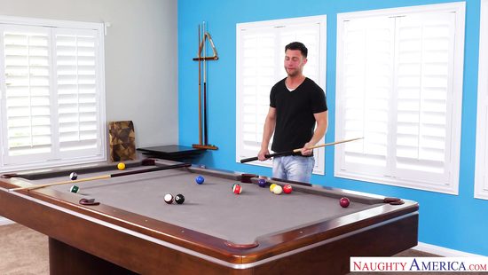 Пришел к товарищу играть в бильярд и вместе с ним трахнул его супругу