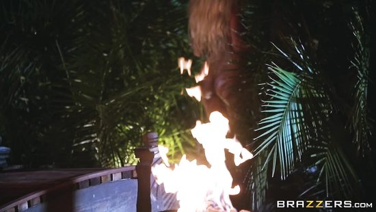 Знойная блондинка занимается анальным сексом с любовником у бассейна